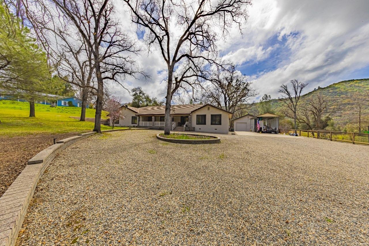 45344 S Oakview Dr, Oakhurst, CA 93644