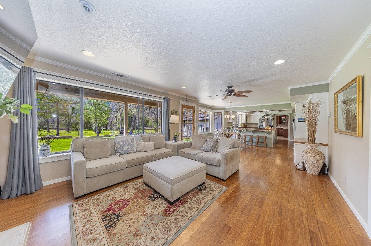 45344 S Oakview Dr, Oakhurst, CA 93644