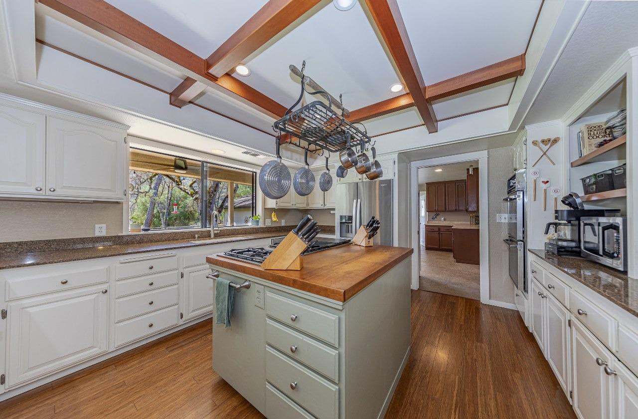 45344 S Oakview Dr, Oakhurst, CA 93644