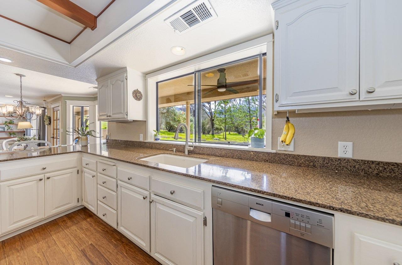 45344 S Oakview Dr, Oakhurst, CA 93644