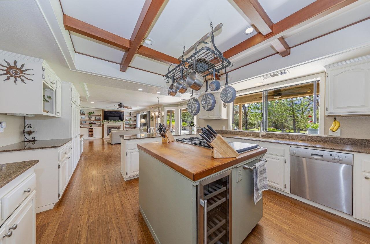 45344 S Oakview Dr, Oakhurst, CA 93644