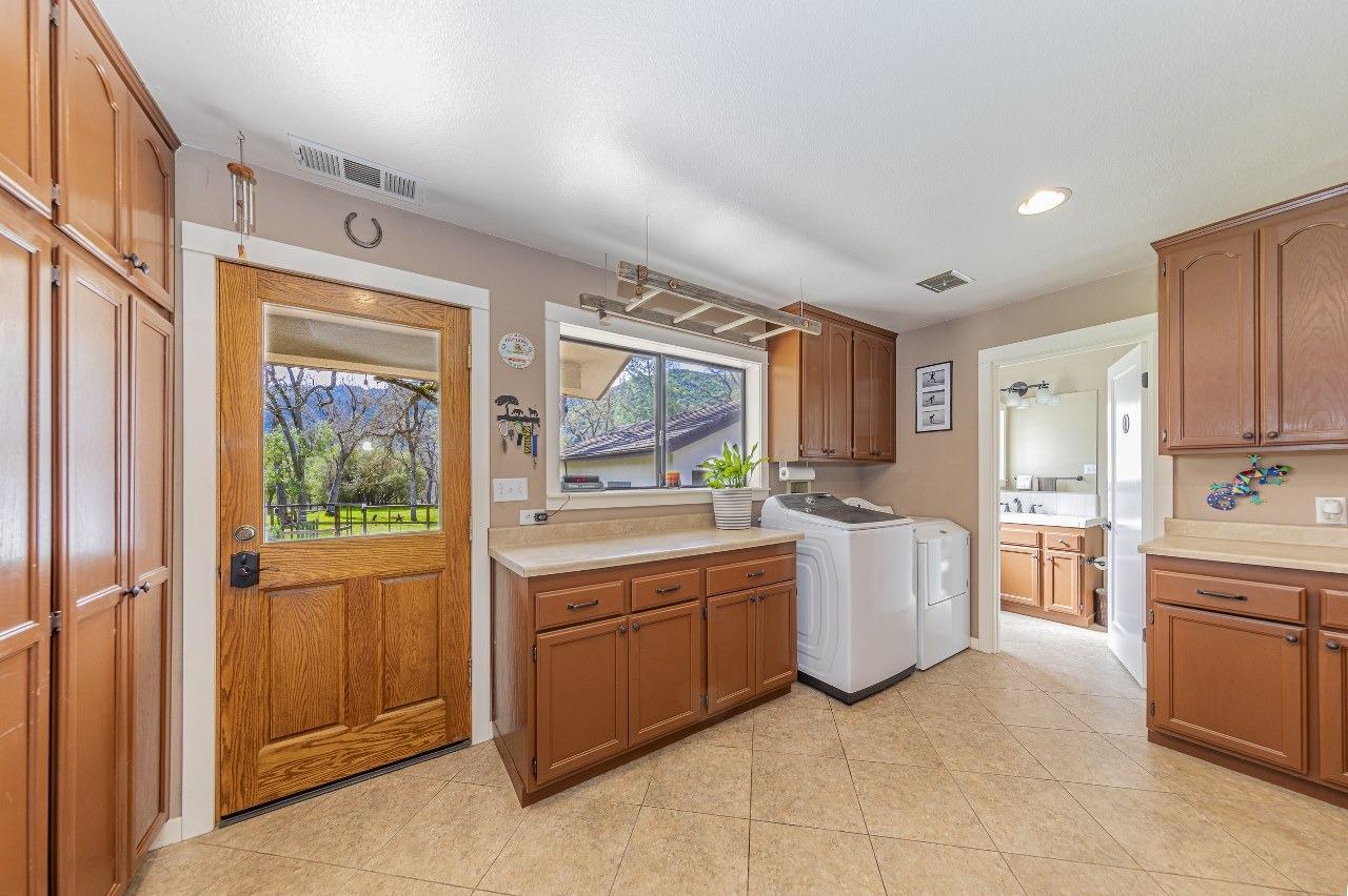 45344 S Oakview Dr, Oakhurst, CA 93644