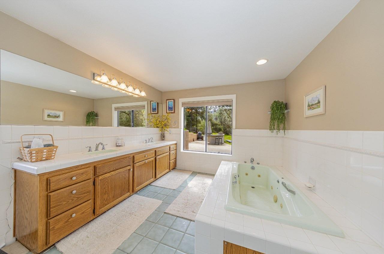 45344 S Oakview Dr, Oakhurst, CA 93644