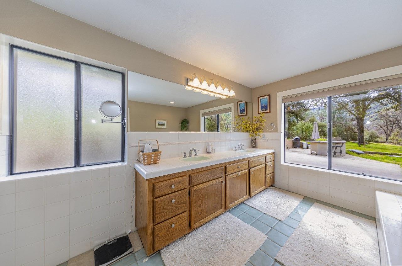 45344 S Oakview Dr, Oakhurst, CA 93644