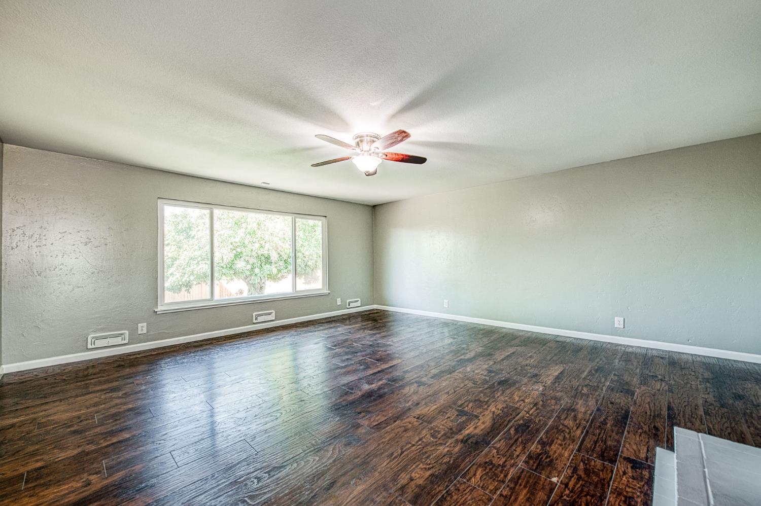 12390 E Kamm Ave, Kingsburg, CA 93631