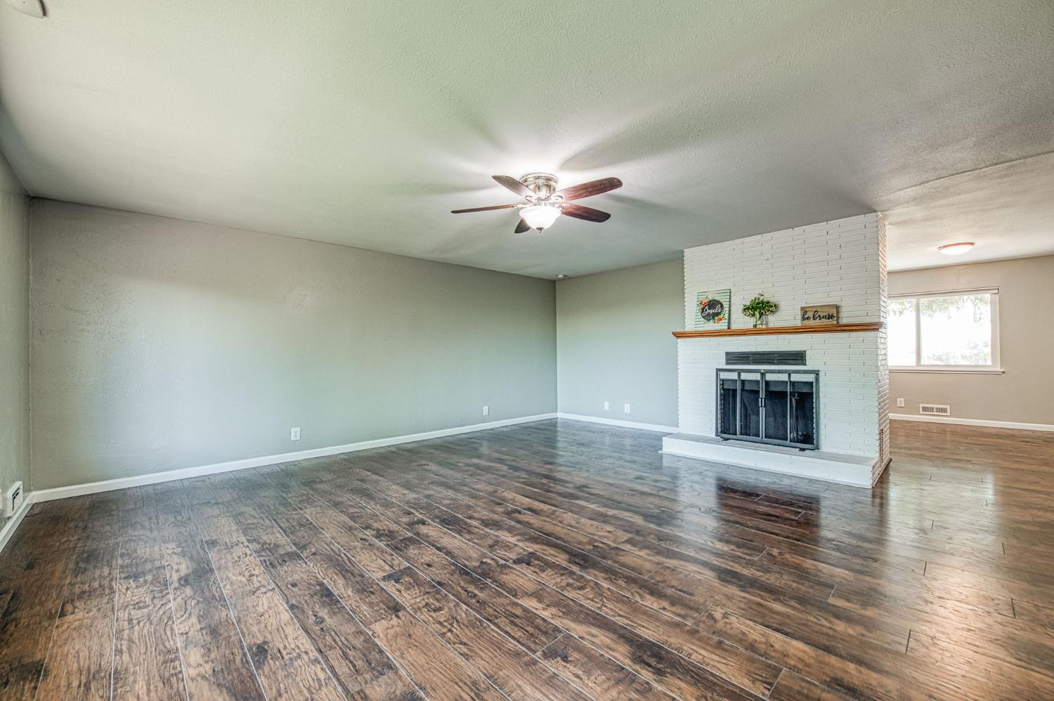 12390 E Kamm Ave, Kingsburg, CA 93631