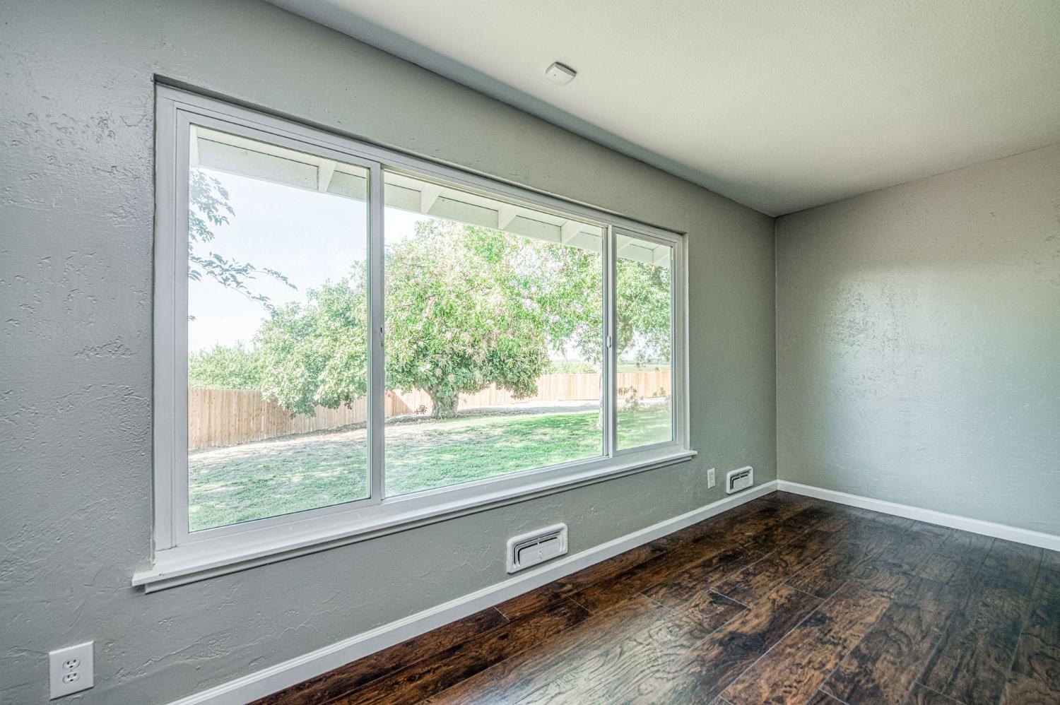 12390 E Kamm Ave, Kingsburg, CA 93631