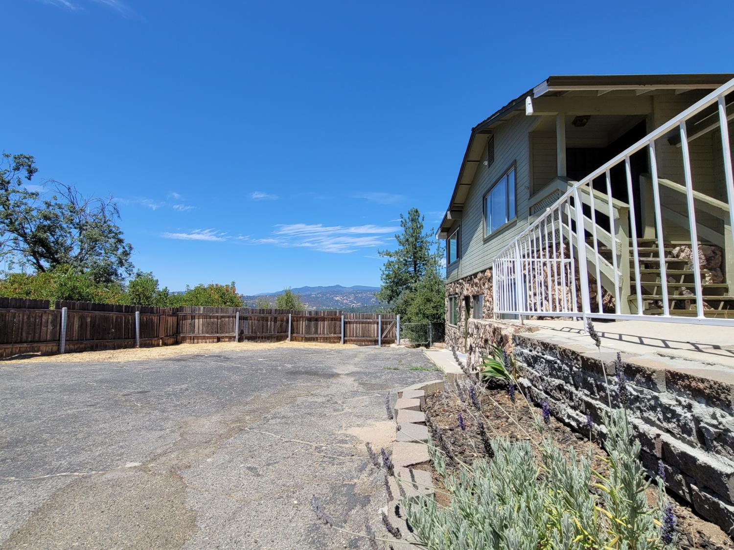 50689 Critter Creek Ln, Oakhurst, CA 93644