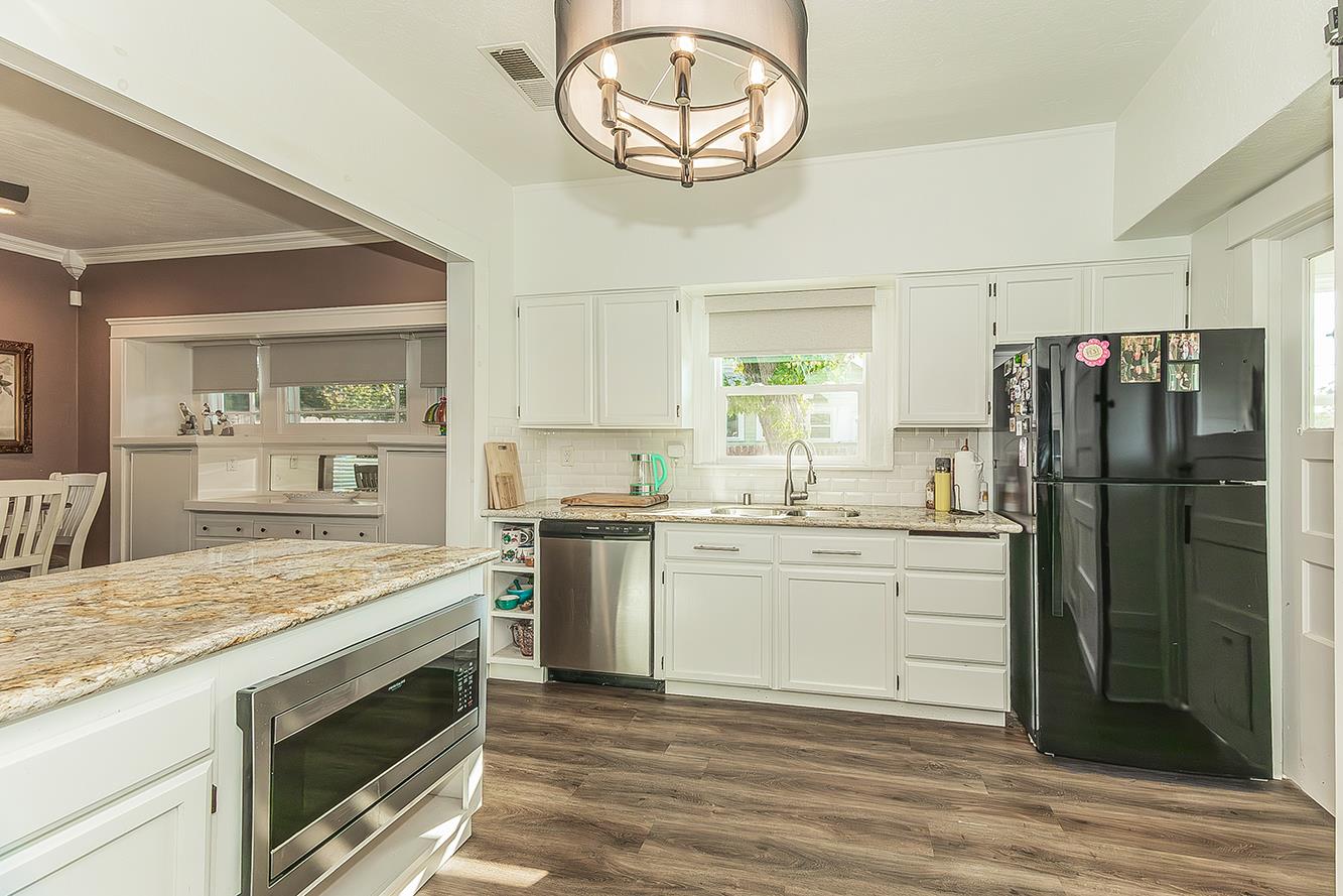 2233 14th Ave, Kingsburg, CA 93631