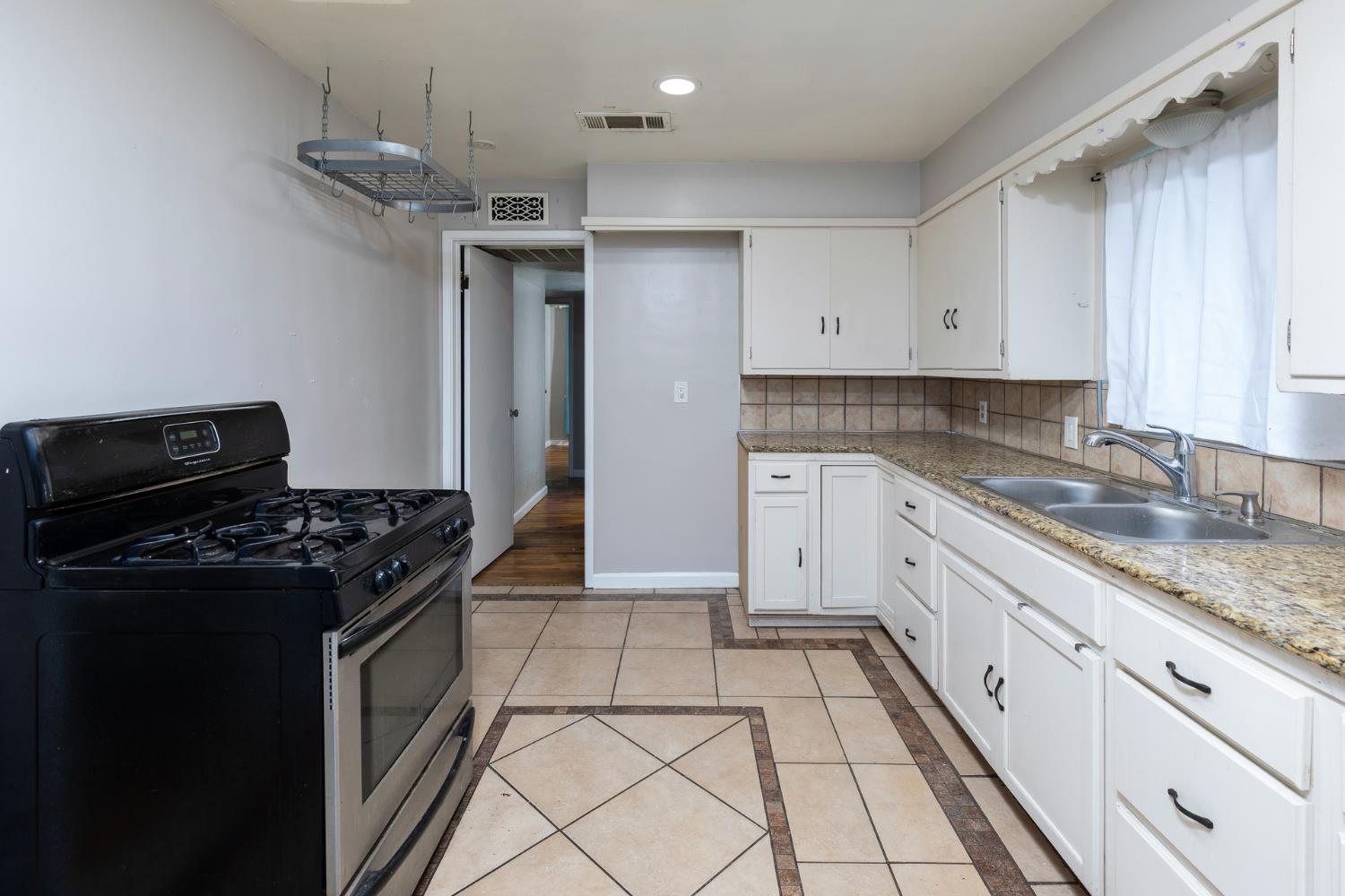 266 E Linden Ave, Reedley, CA 93654