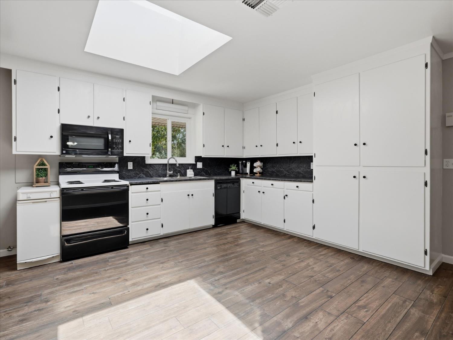 49020 Manzanita Rd, Oakhurst, CA 93644