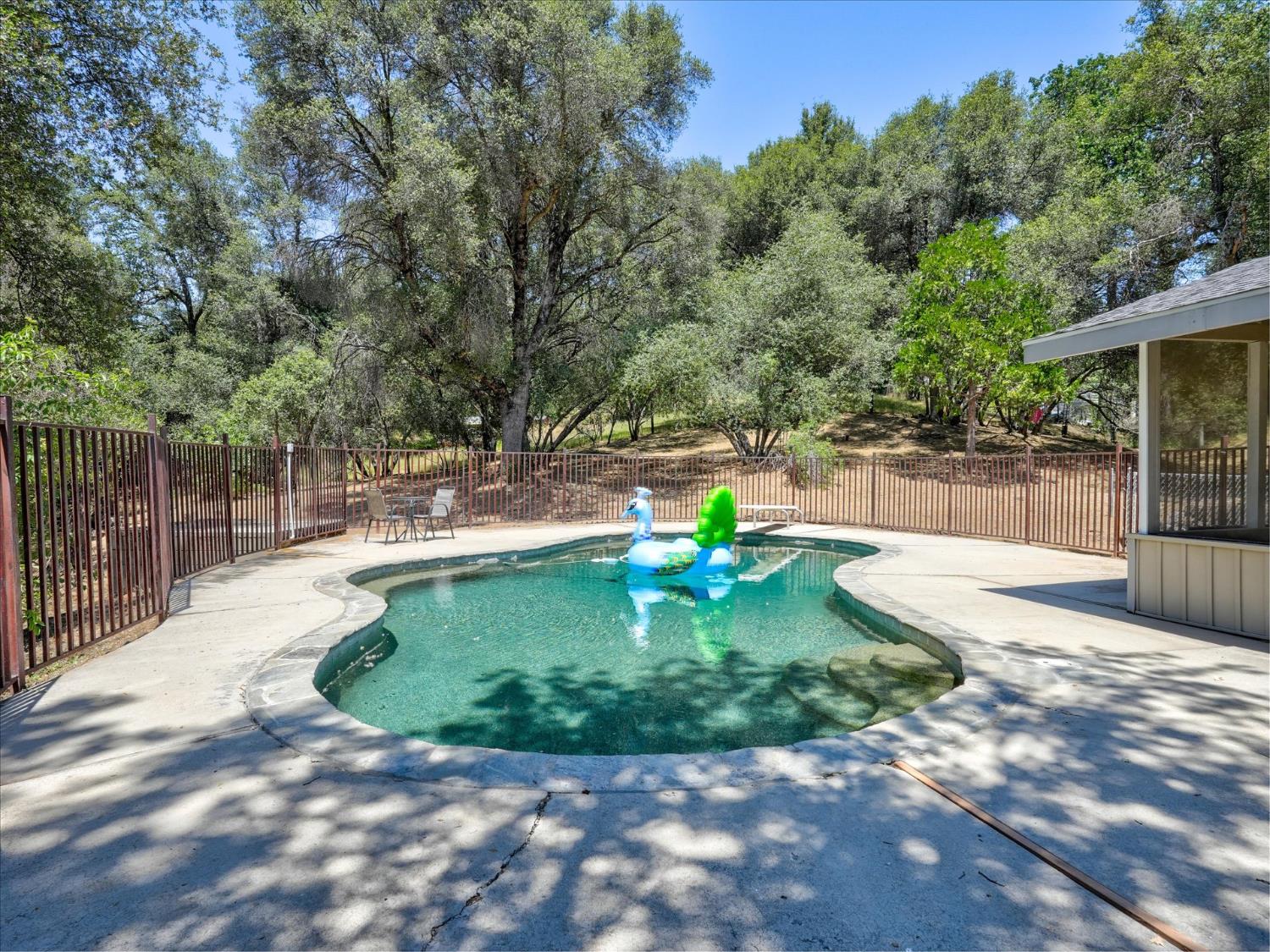 49020 Manzanita Rd, Oakhurst, CA 93644
