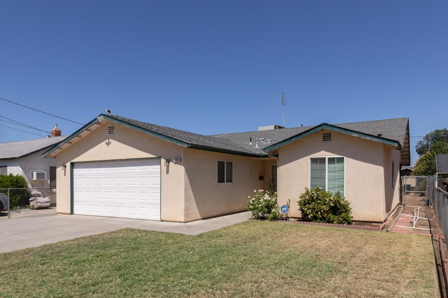 366 N Perry Ave, Dinuba, CA 93618