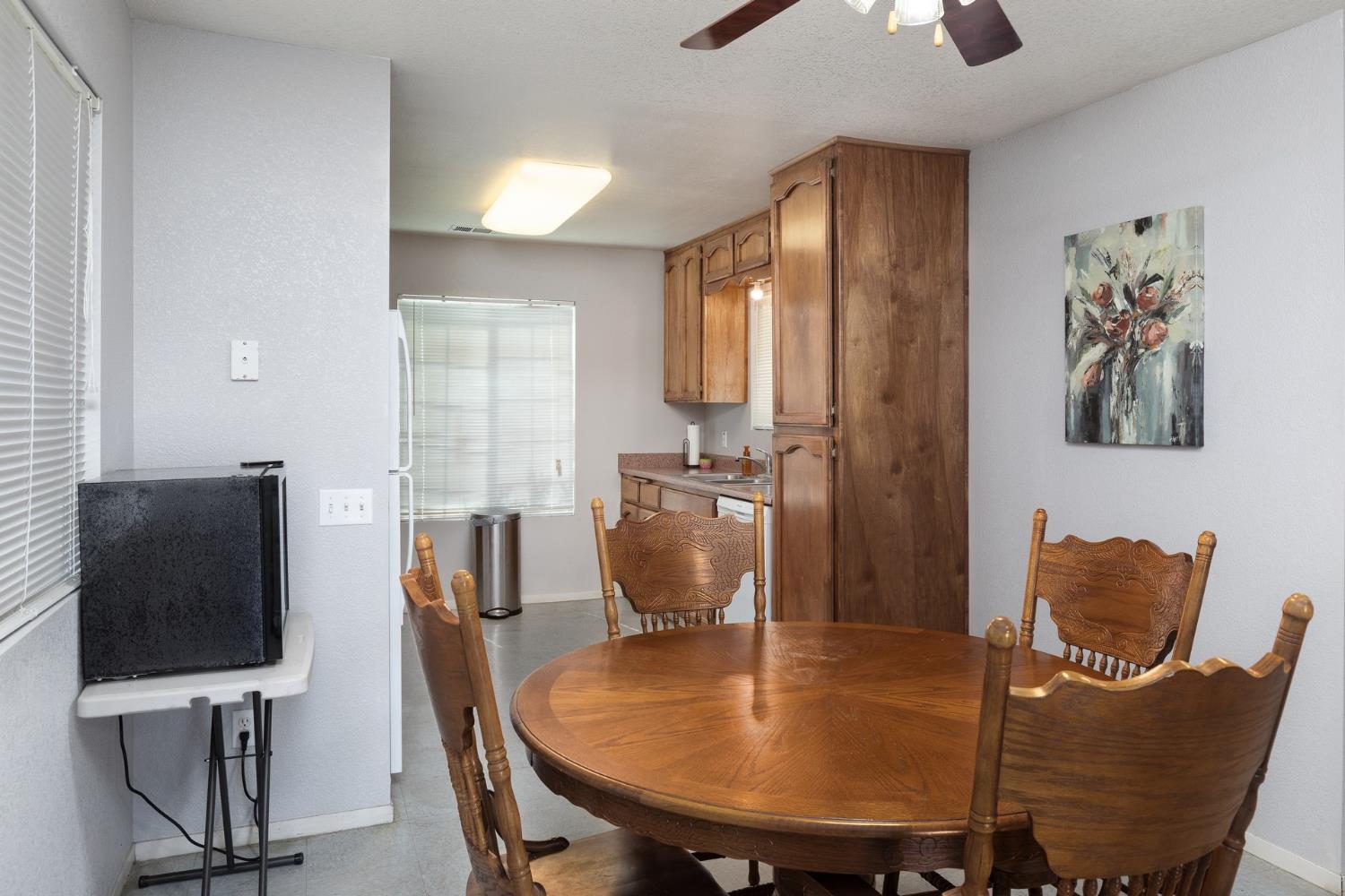 366 N Perry Ave, Dinuba, CA 93618