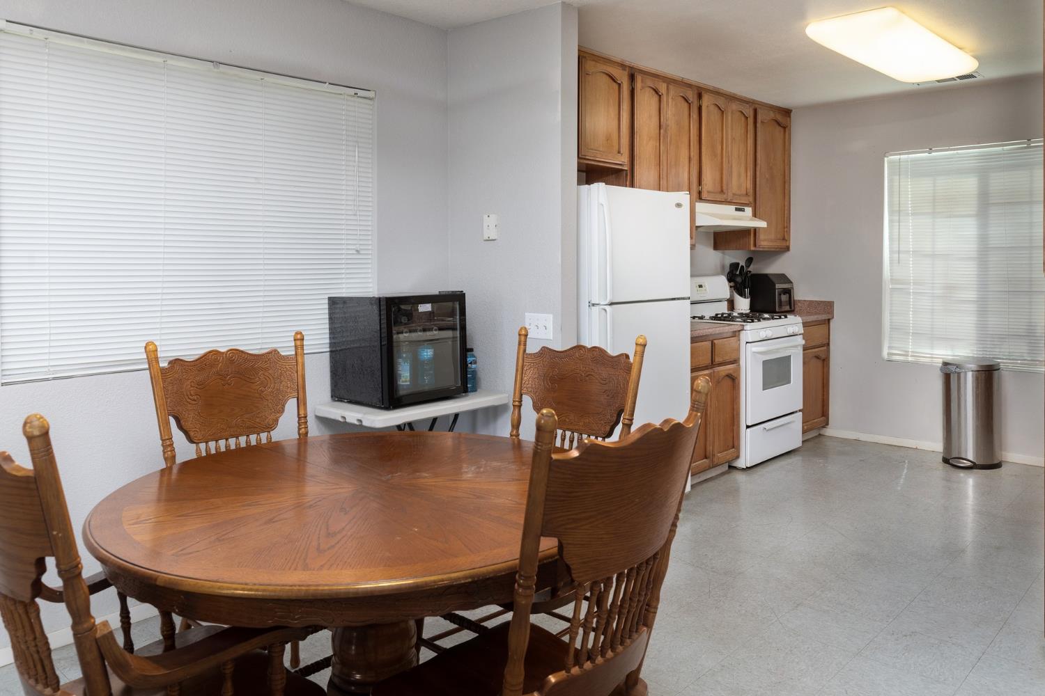 366 N Perry Ave, Dinuba, CA 93618