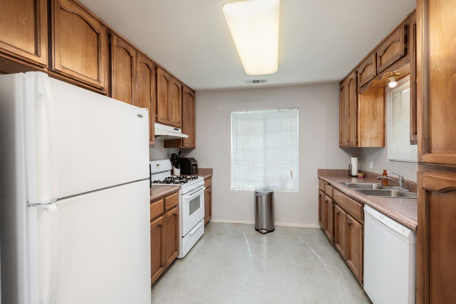 366 N Perry Ave, Dinuba, CA 93618