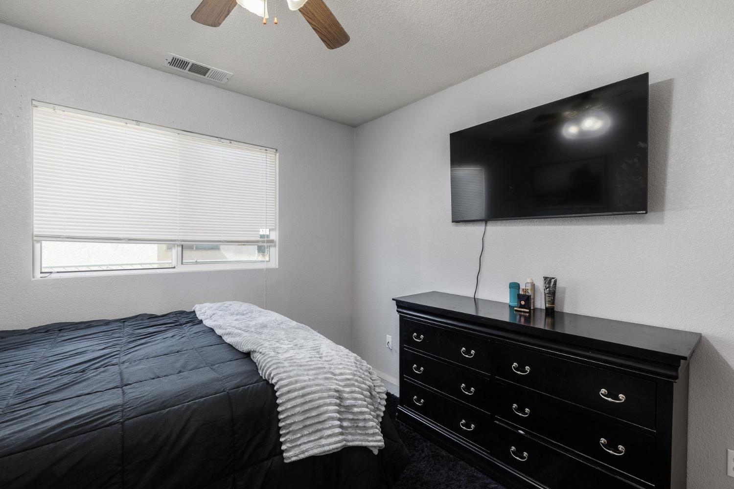 366 N Perry Ave, Dinuba, CA 93618