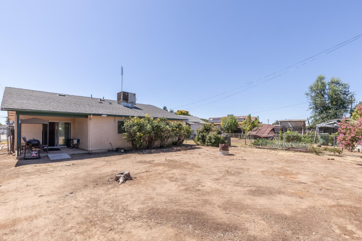 366 N Perry Ave, Dinuba, CA 93618