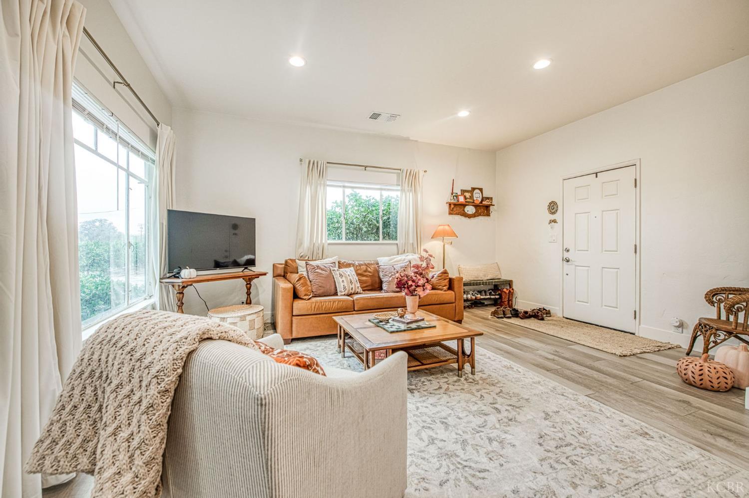 343 6th Avenue Dr, Kingsburg, CA 93631