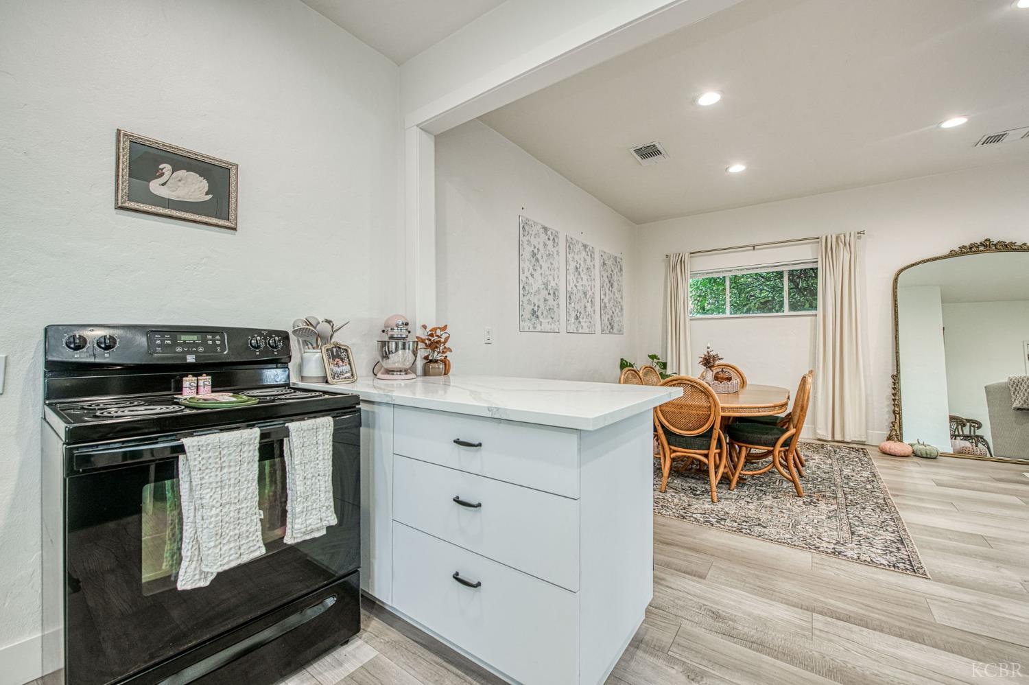 343 6th Avenue Dr, Kingsburg, CA 93631