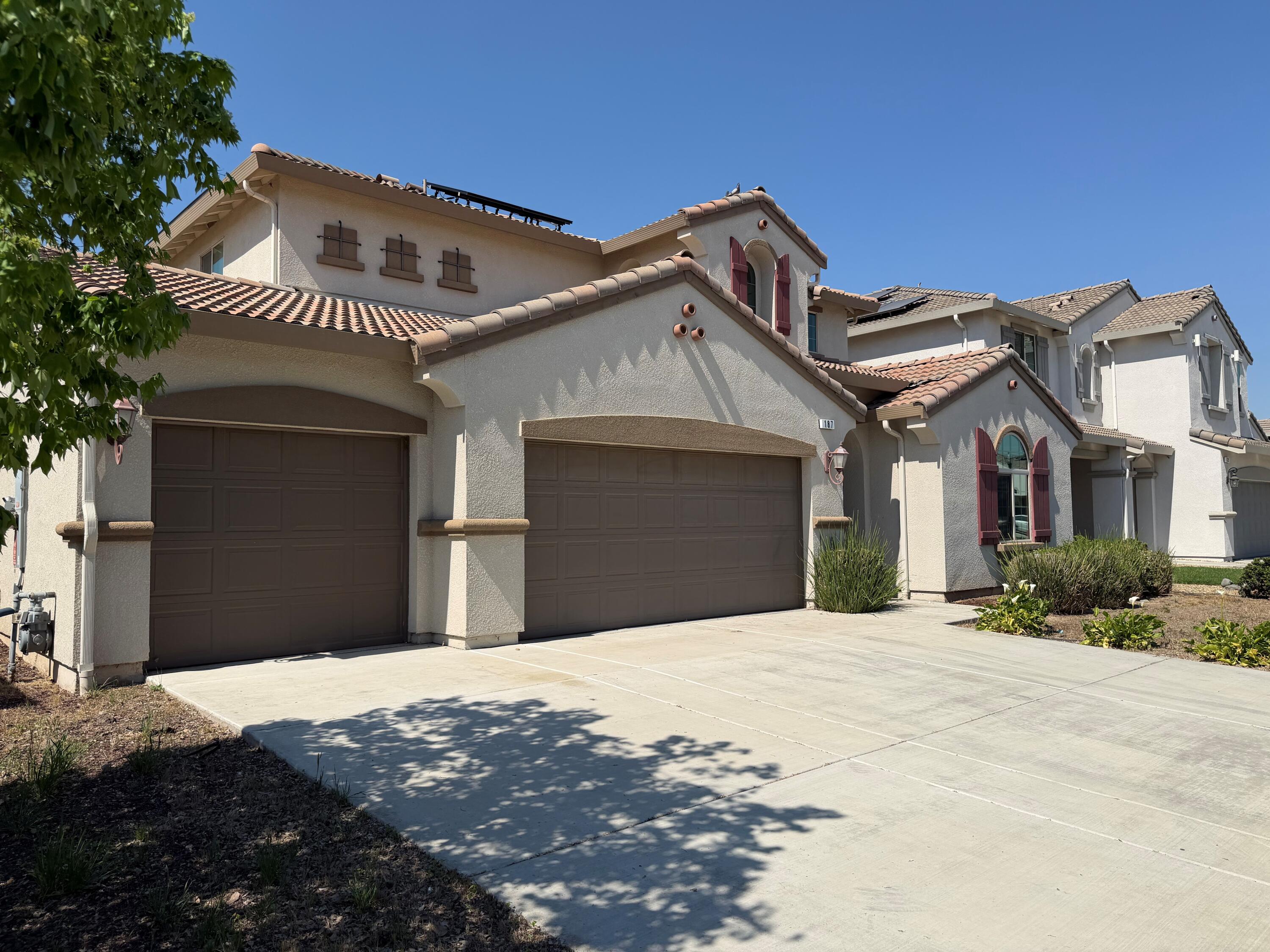 187 Emperor Way, Dinuba, CA 93618