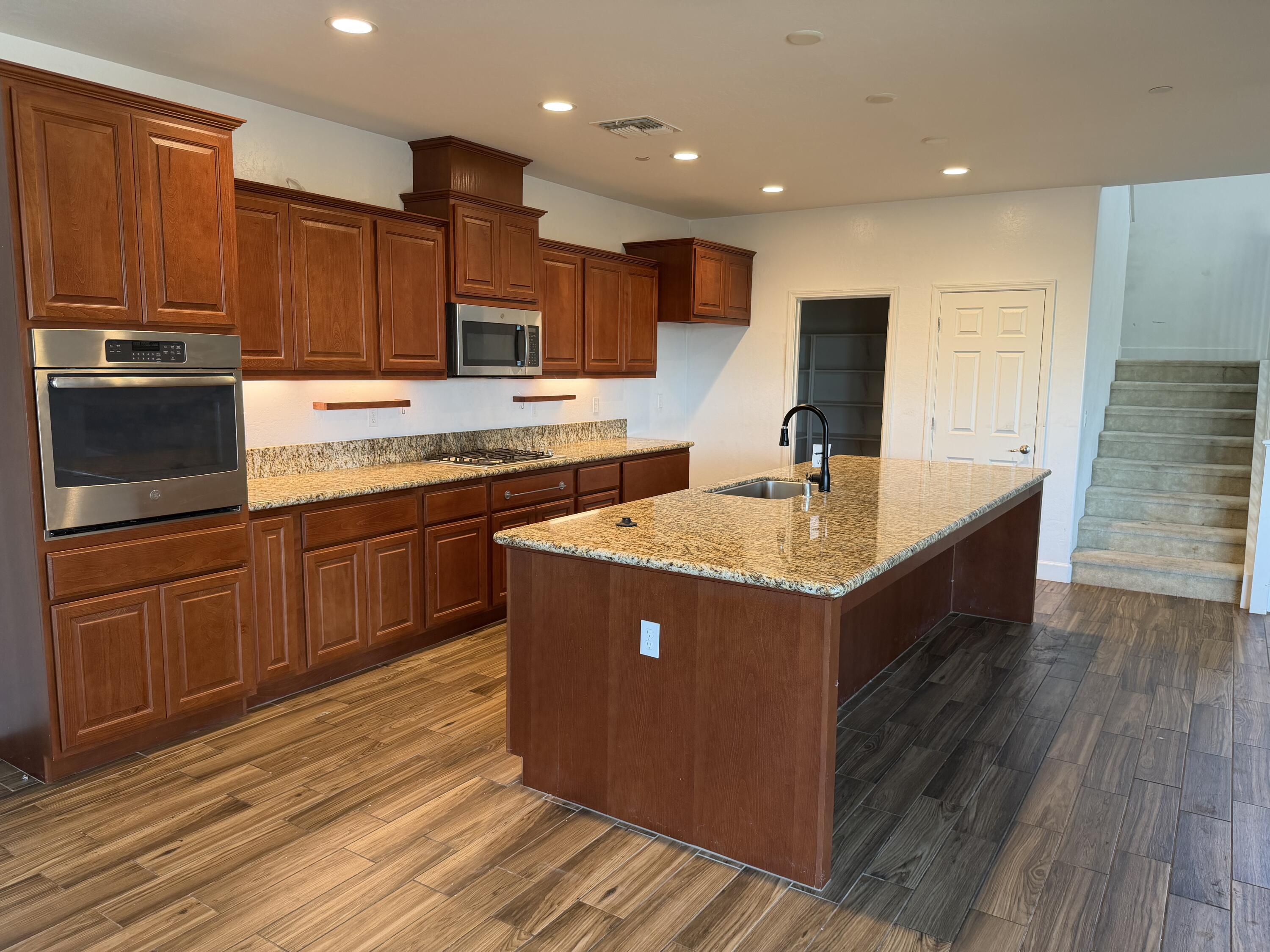 187 Emperor Way, Dinuba, CA 93618