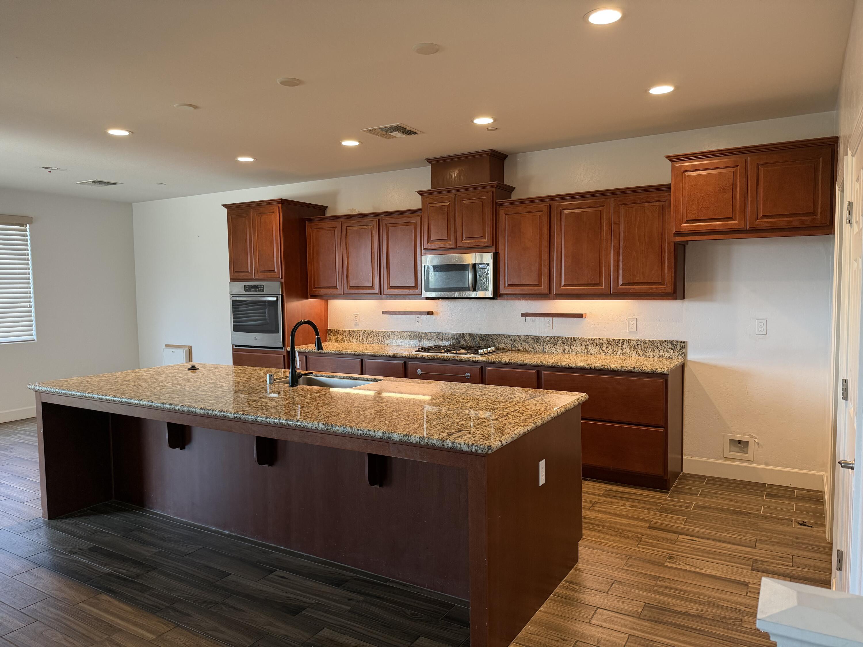 187 Emperor Way, Dinuba, CA 93618