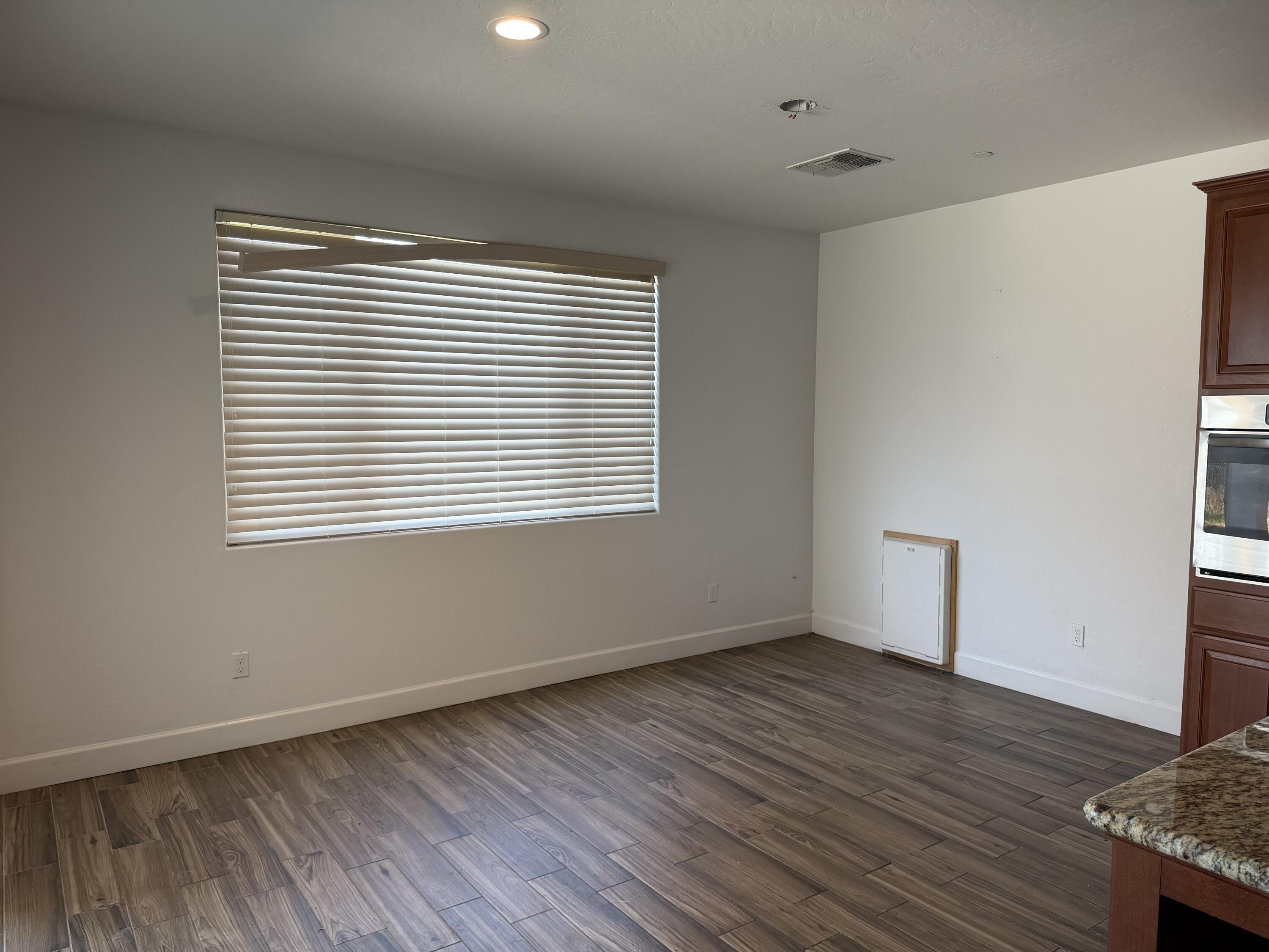 187 Emperor Way, Dinuba, CA 93618