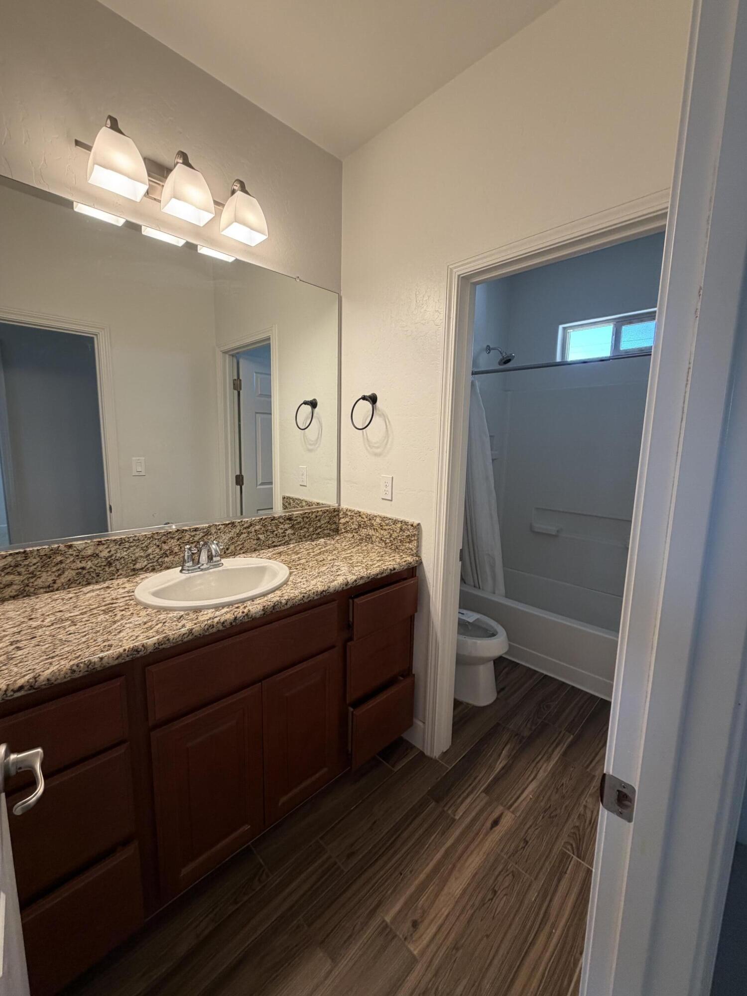 187 Emperor Way, Dinuba, CA 93618